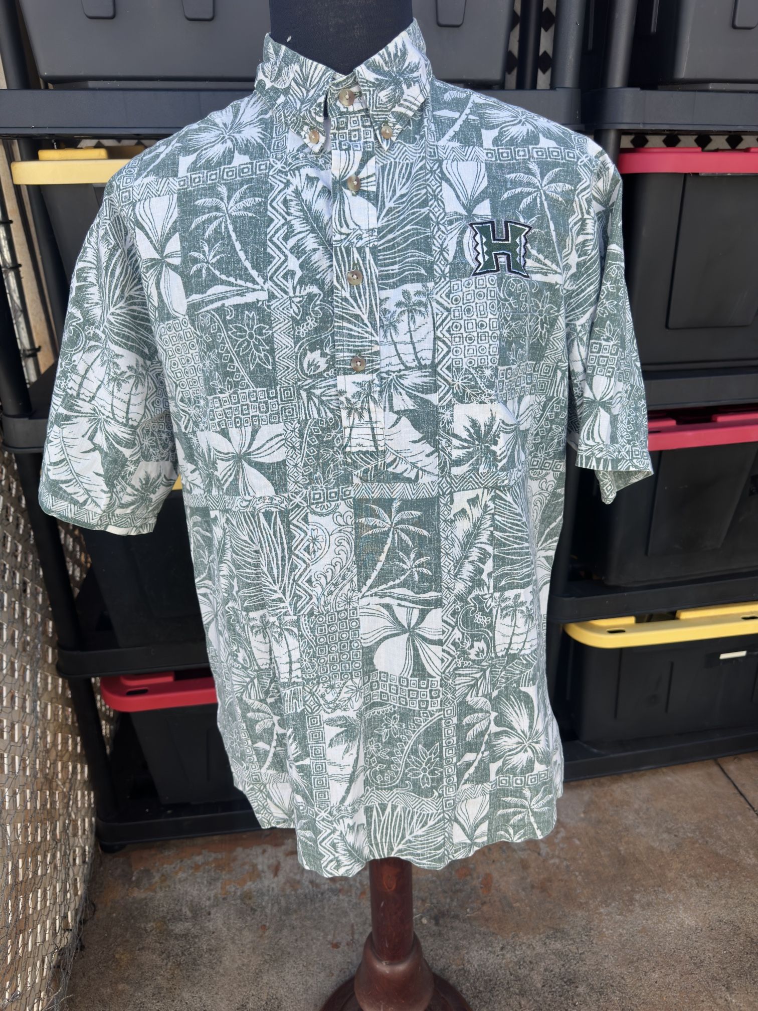 PreOwned Kahala Hawaiian Print University Of Hawaii 3/4 Button Men's L