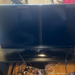INSIGNIA 25 In TV WITH BUILT IN DVD PLAYER $40