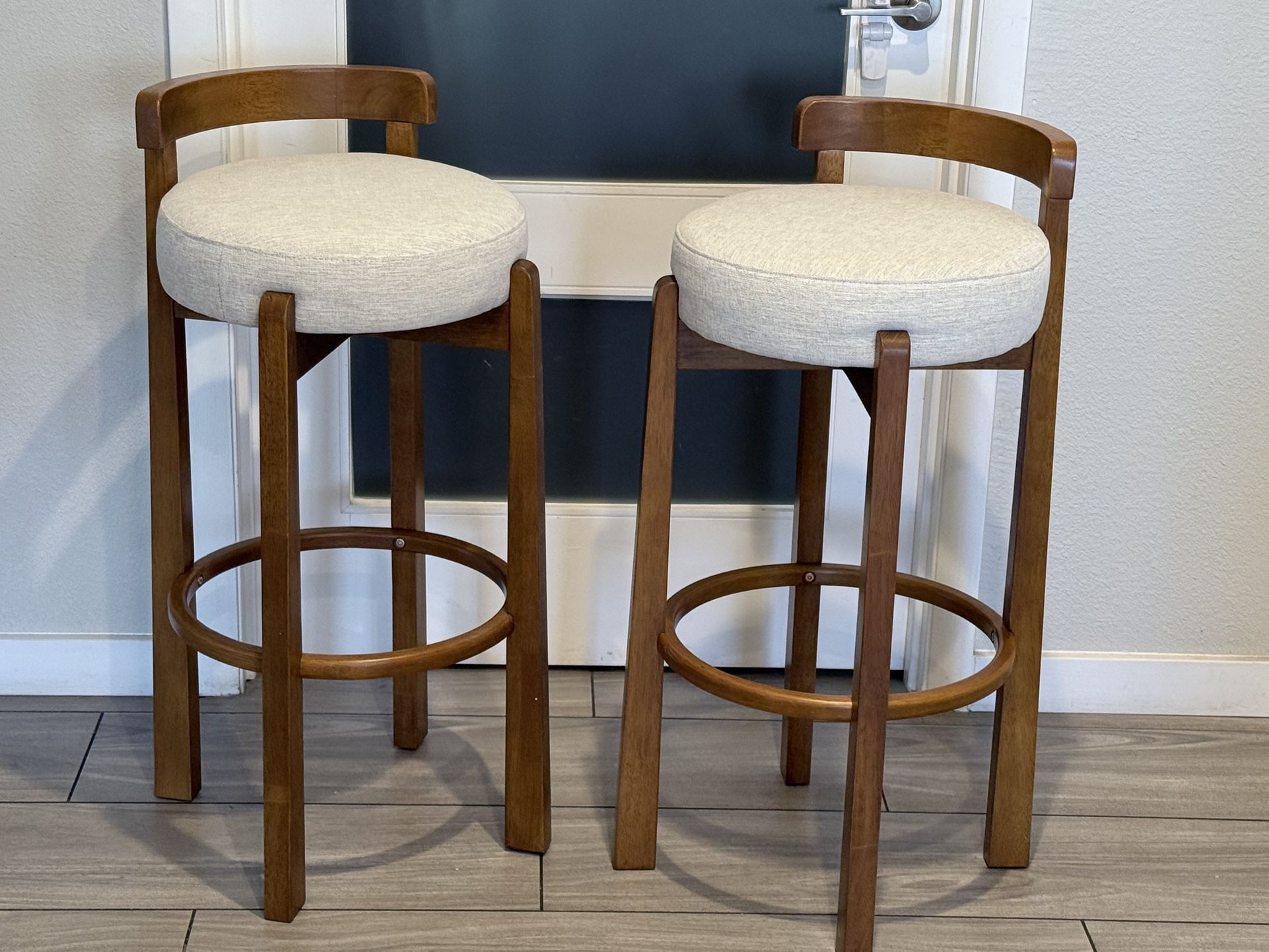 SET OF 2 BAR STOOLS ( BRAND NEW AND ASSEMBLED )