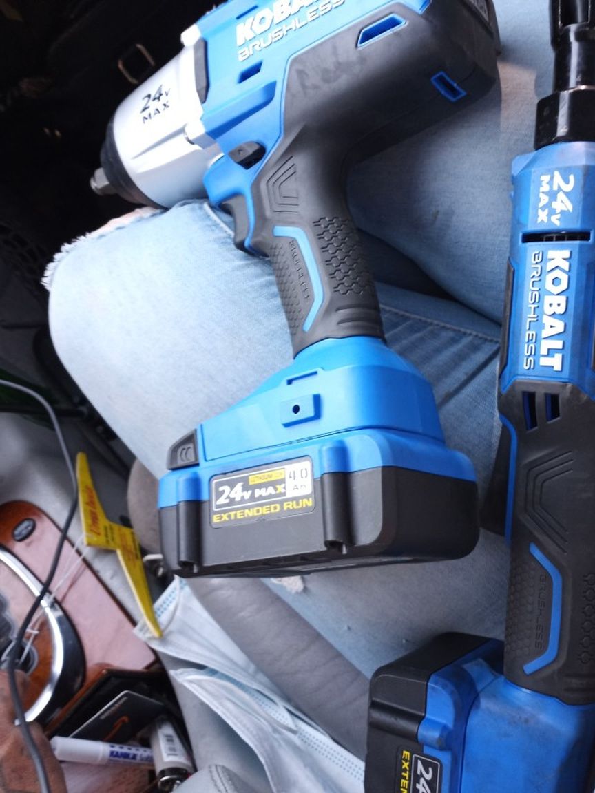 Kobalt 24-volt max 1/2-in cordless impact wrench comes with a 24-volt max high-capacity Li-ion battery, charger and soft bag