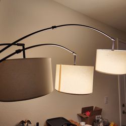 3-lights floor lamp
length: 64"
height: 75"
base diameter: 15"
3 level switch
switch knob was repaired
works good
$50