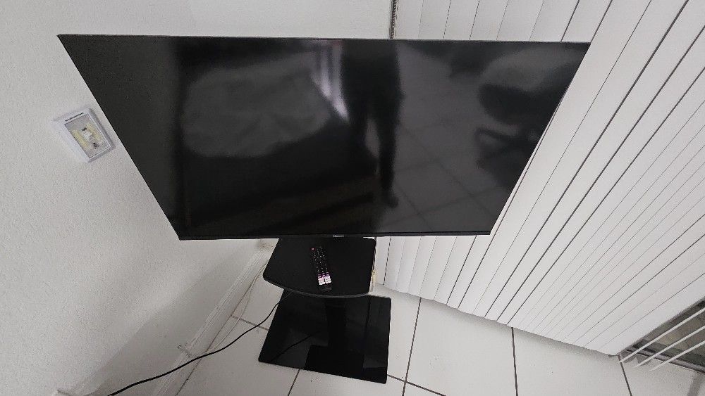 Tv Hisense 43 Inch Con Su Tand Movible