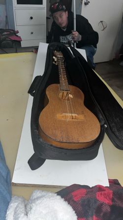 Harmony baritone ukulele