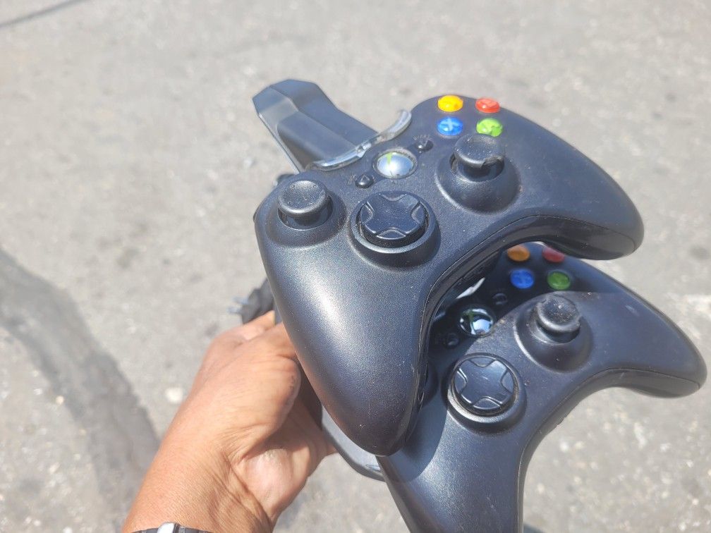 2 XBOX 360 REMOTE CONTROLLER MICROSOFT ORIGINAL BLACK WITH RECHARGEABLE BATTERY AN CHARGER BASE Electronics & Media