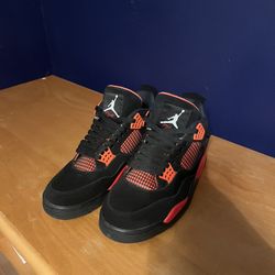 Retro jordan 4s thunder