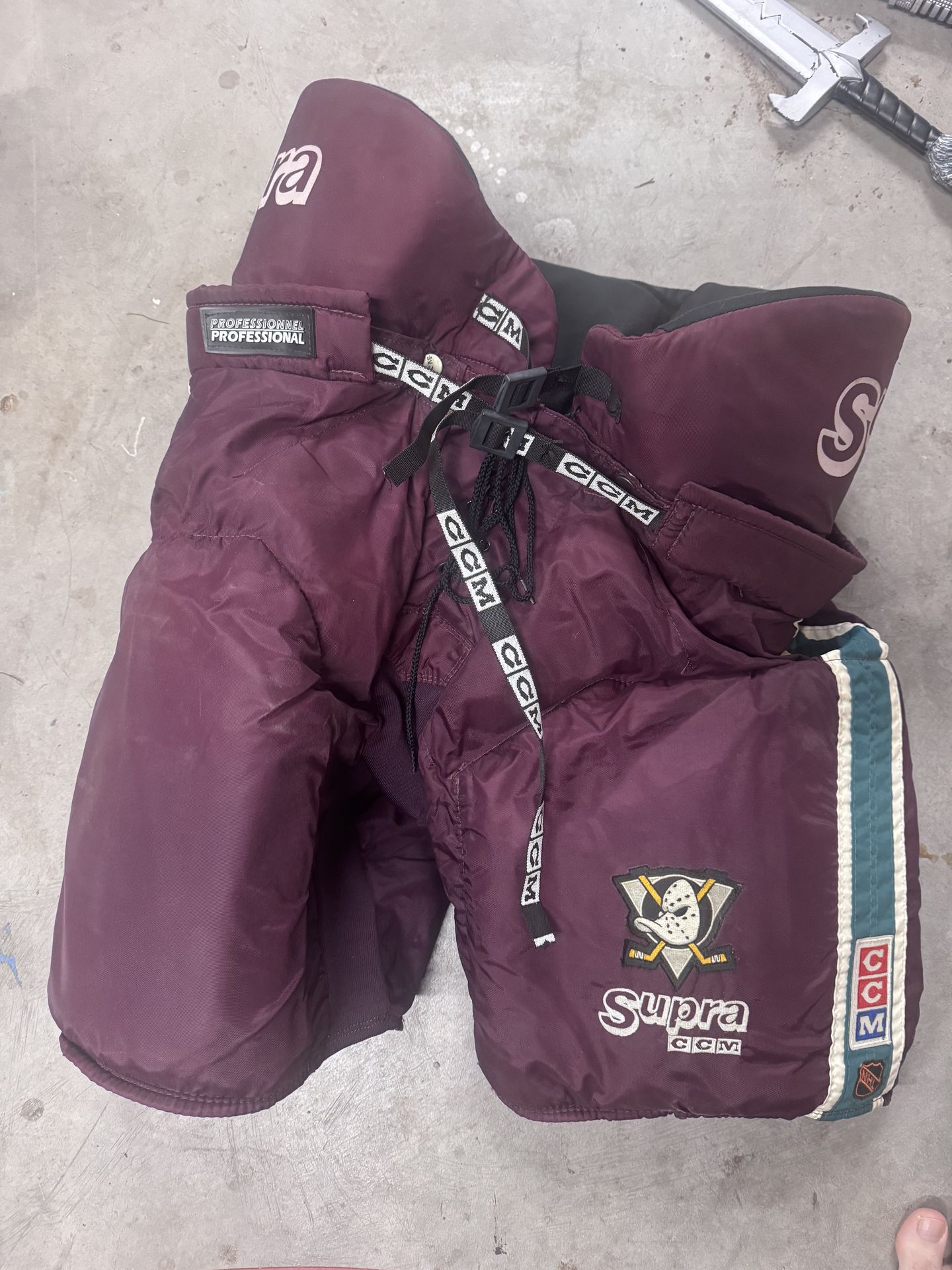 Mighty ducks hockey pants Xl