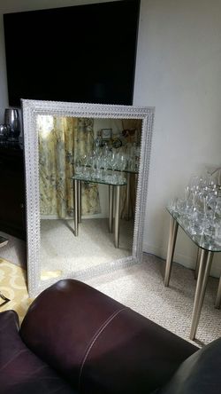 Lindo espectacular es este espejo decorado finamente con un fino metal plateado