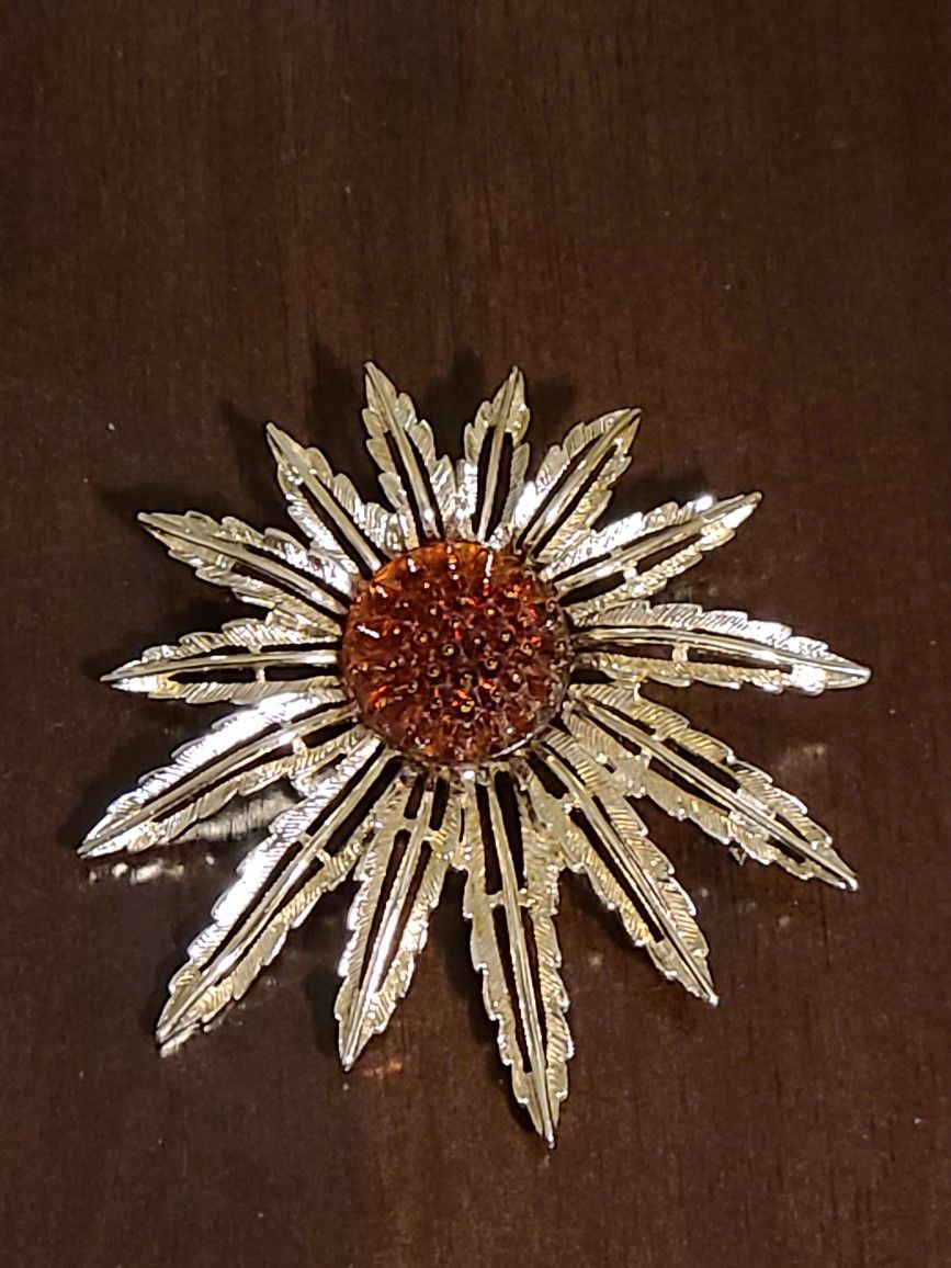 Fashion Jewelry Vintage, signed Sarah Coventry, Gold tone with Amber rhinestone brooch. 1960s.