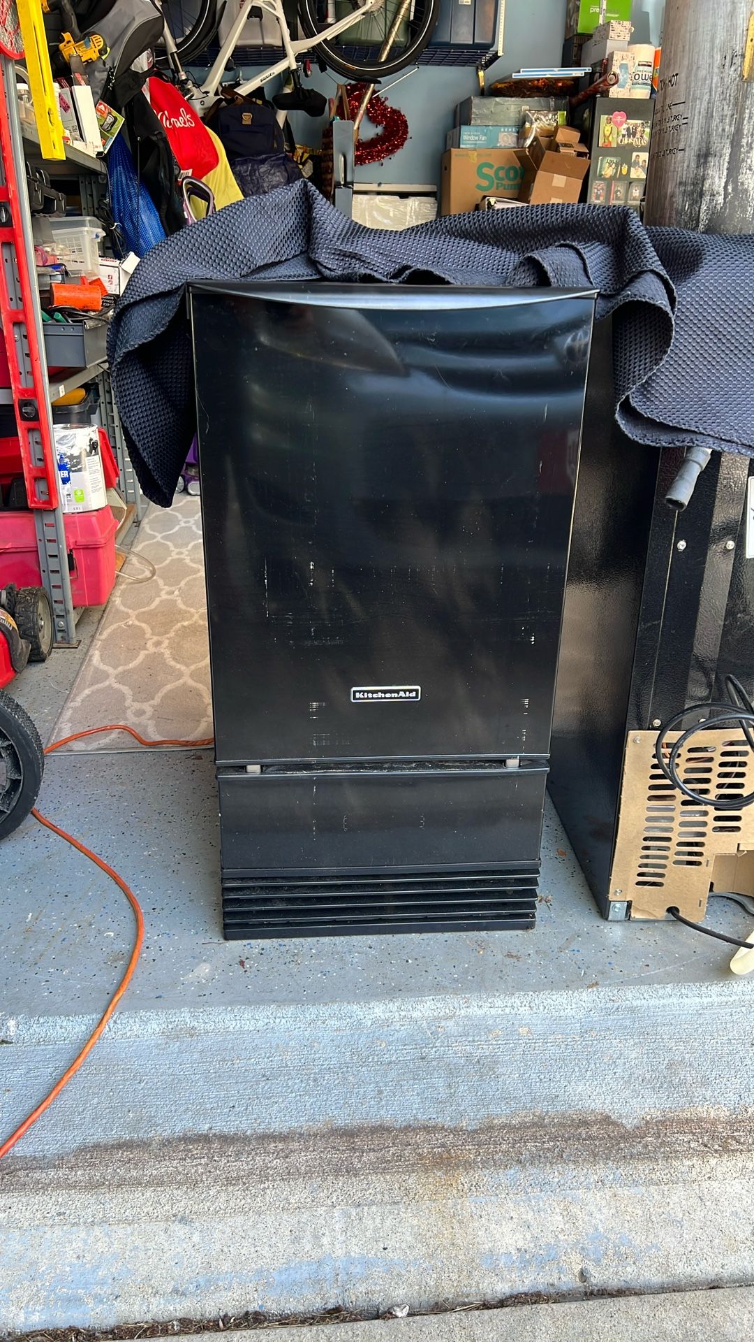Undercounter ICEMAKER KITCHEN AID Needs Maintenance