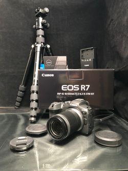 EOS R7 Mirrorless Camera (Used Great Condition) Bundle