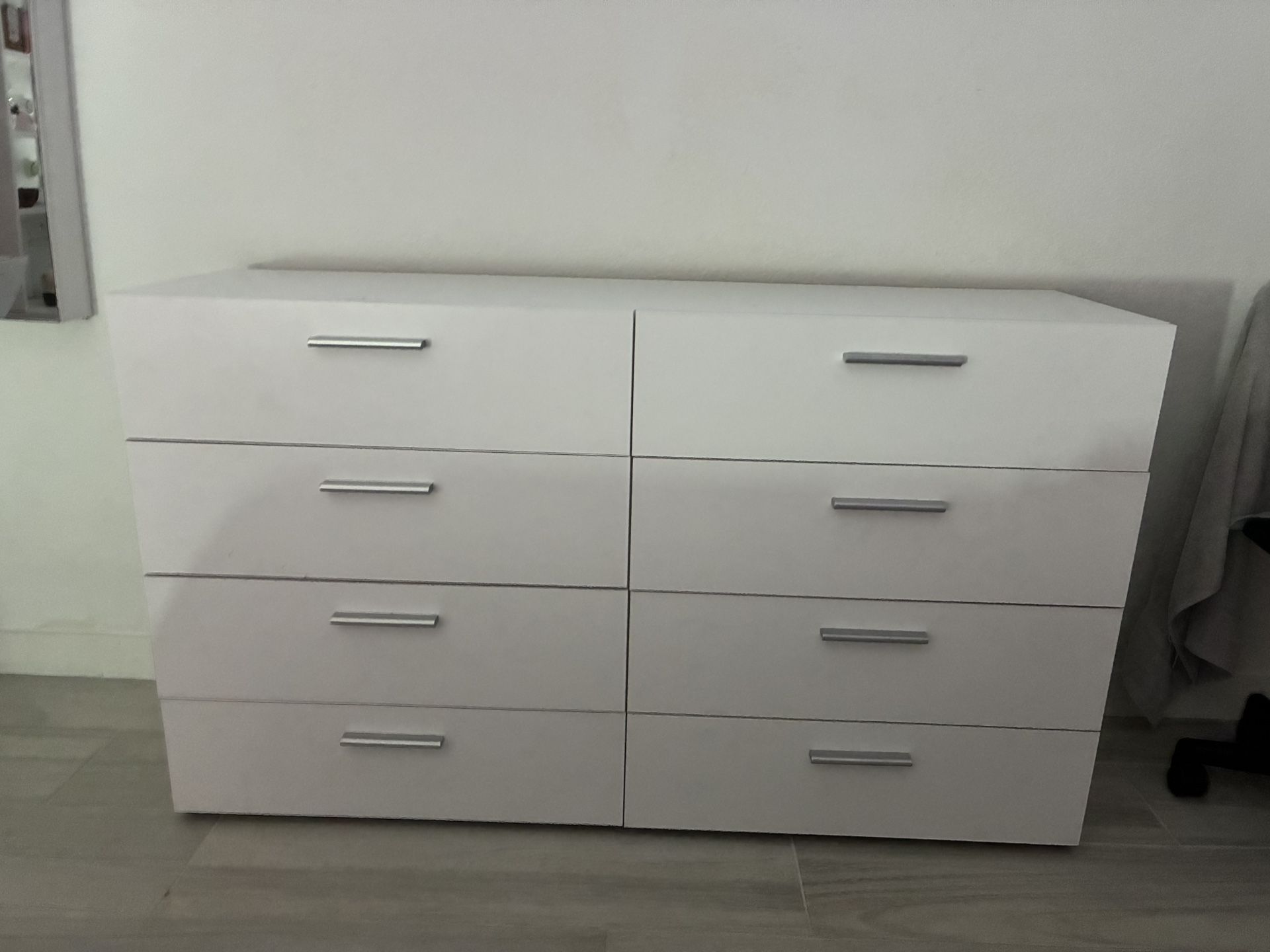Modern White 8-Drawer Dresser – Sleek & Spacious