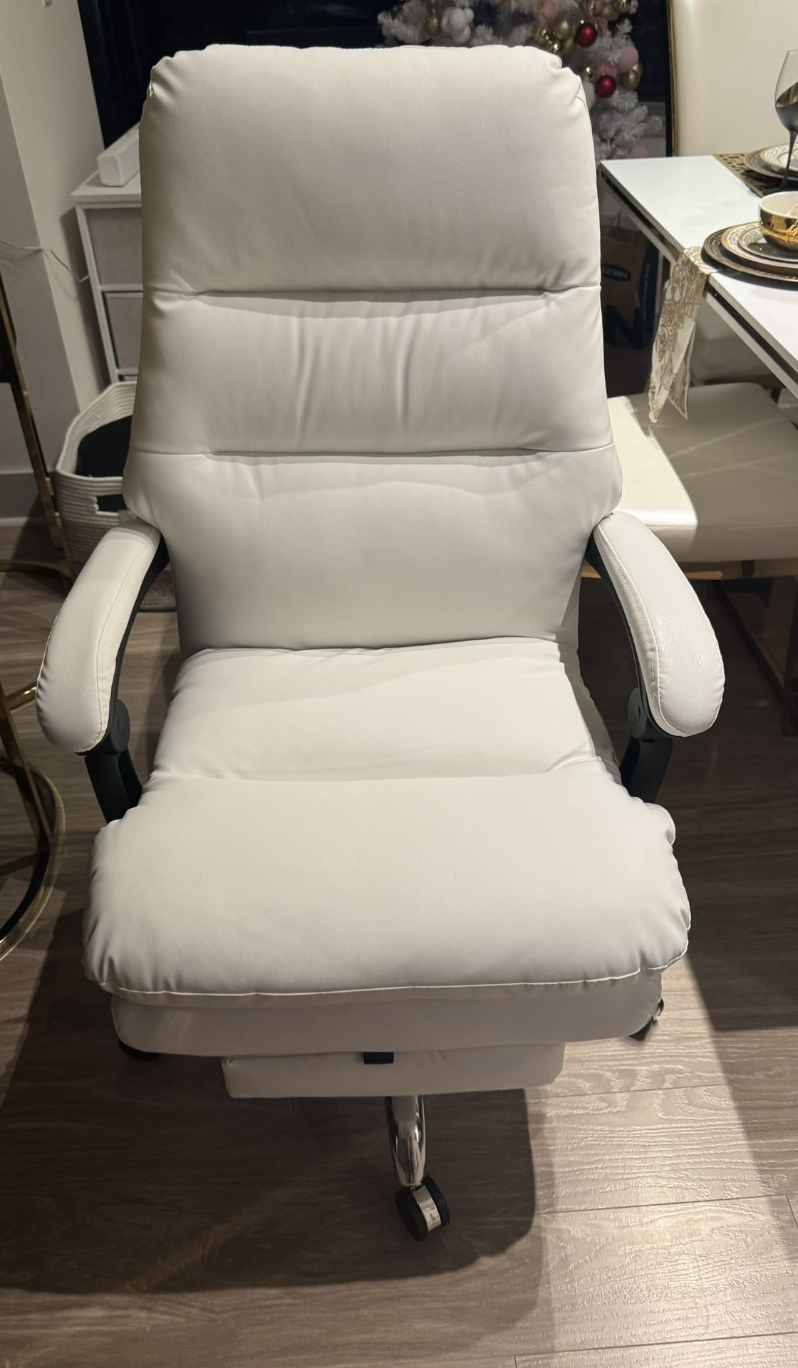 Big and Tall Office Desk Chair - Ergonomic 400LBS PU Leather Computer Chair With Foot Rest White 