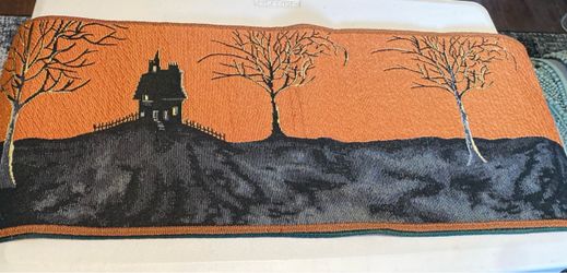 HALLOWEEN HAUNTED HOUSE TABLE RUNNER