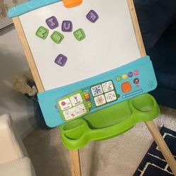 Changeable Sides Easle. Porch Pick  Up In Churchland . Smoke And Pet Free 