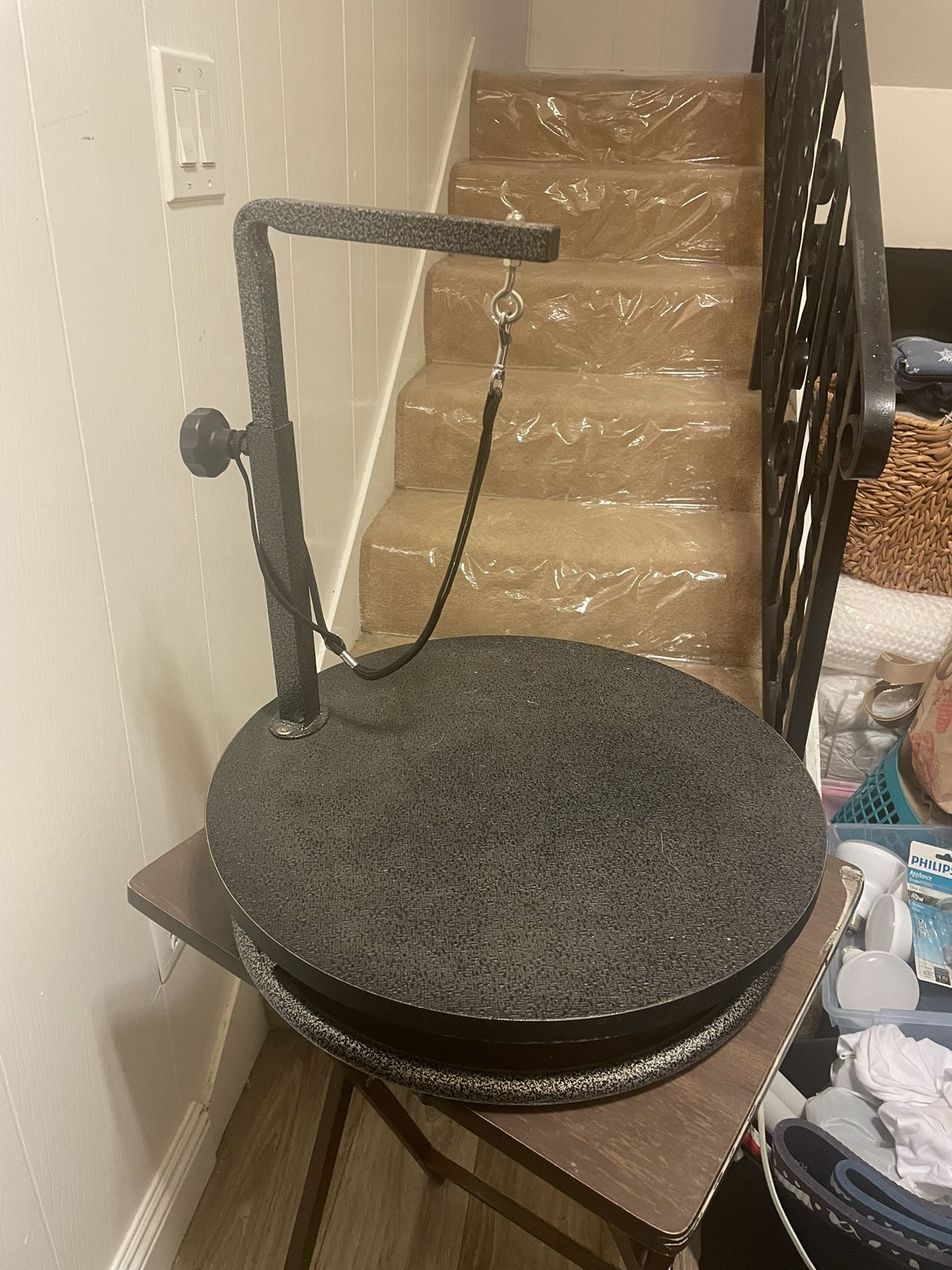 Pet grooming table