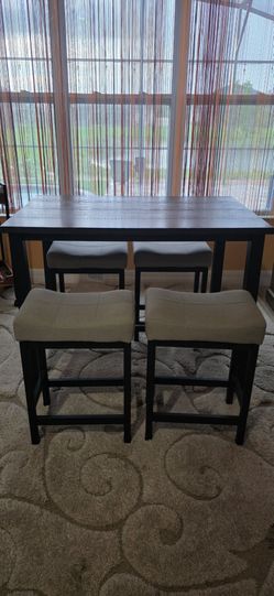 Counter Height breakfast table with 4 Stools