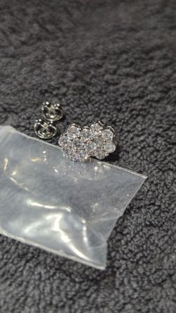 Flower set cluster earrings