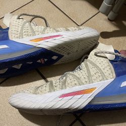 Nike Lebron Shoes (size 10) preowned  White/blue/Cream Color (Great Condition)
