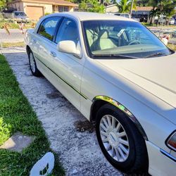 Lincoln Towncar White