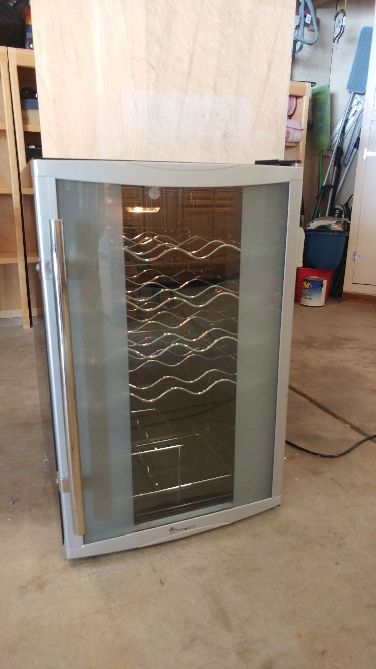 Wine Cooler- Magic Chef MCWC45MCG 45 Bottle