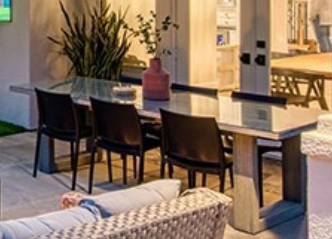 Outdoor Patio Table With 6 Chairs/ Custom Glass Top