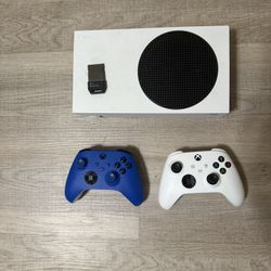 Xbox Series S, Two Xbox controllers, 512 GB Storage expansion