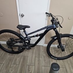 Polygon AT6 Full‑Suspension Mountain Bike 