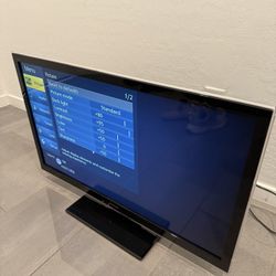 32” TV (720p) And Blu-ray Player! Both Working Well