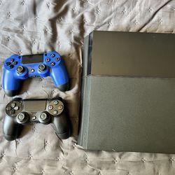 Sony PlayStation 4 (2 Controllers - 7 Games