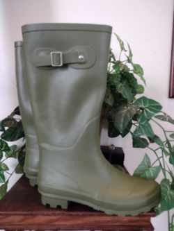 NEW GREEN RAIN BOOTS 