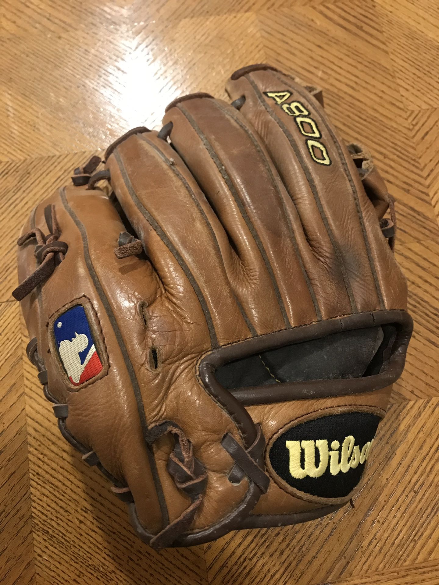 Wilson A800 right hand thrower baseball mitt