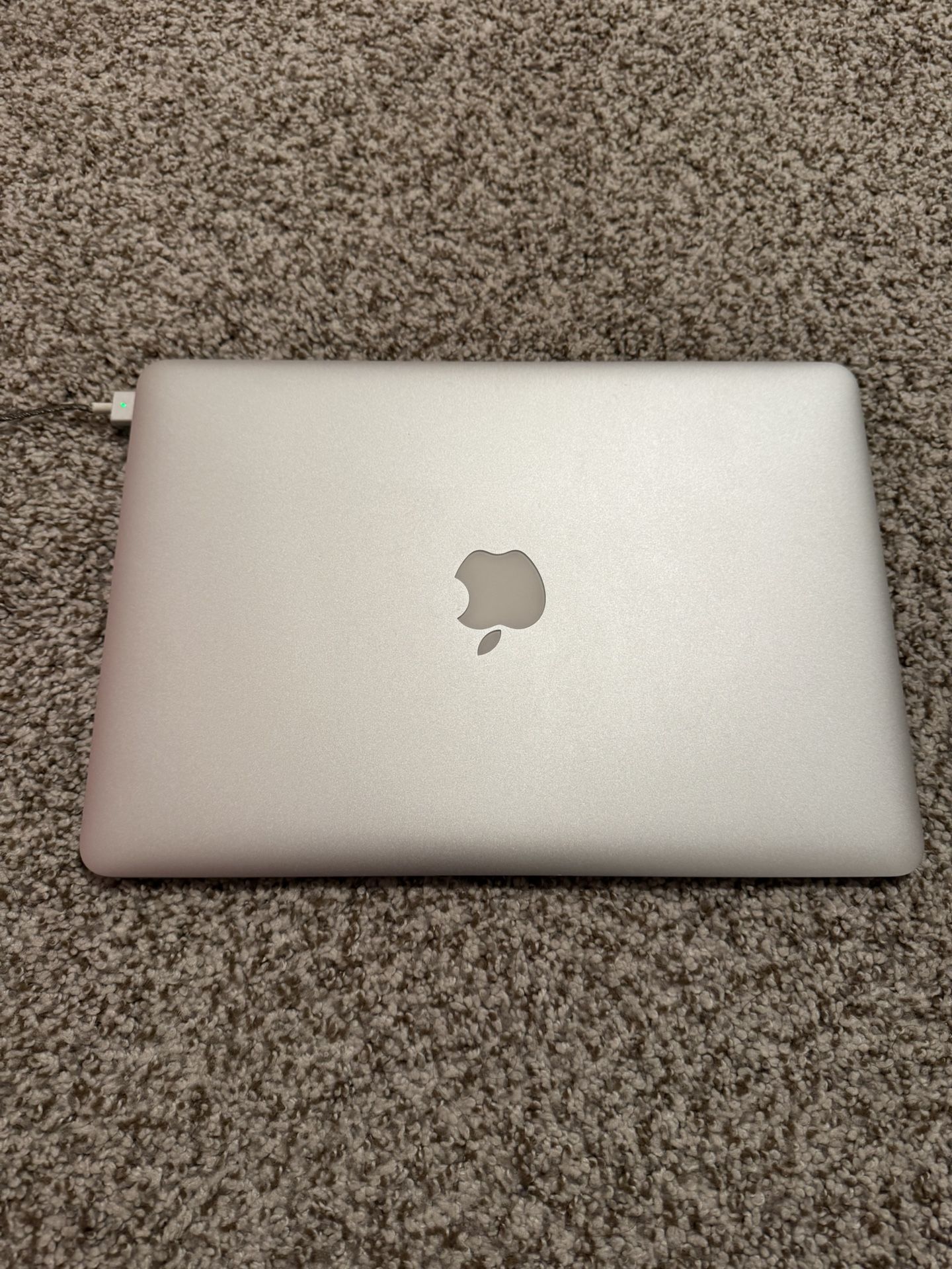 Macbook Air (2015) 13 inch with working charger