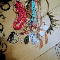 Necklaces, Chains and chokers