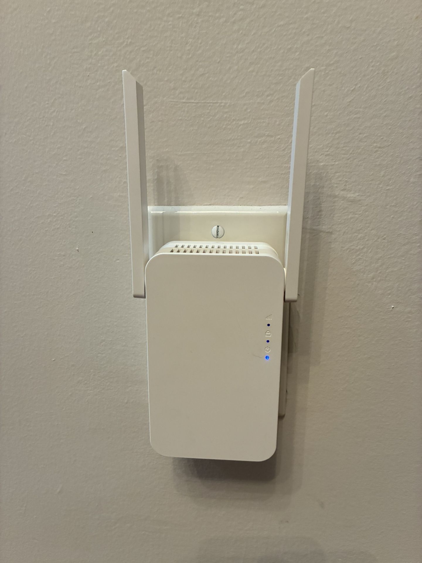 Like NEW- Macard WiFi Extender RE1200
