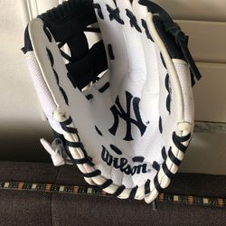 Kids Wilson NY Yankees T- Ball Glove Size 10 