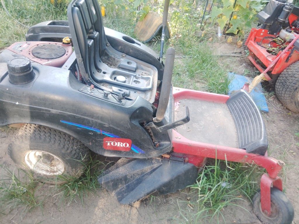 Se Vende Tractor Toro  Alguien Ke  Lo  Kiere Areglar Necesita Un Carburador El Motor Esta Bueno  Todo Esta Bien Todo Le Jala  Menos El Carburador