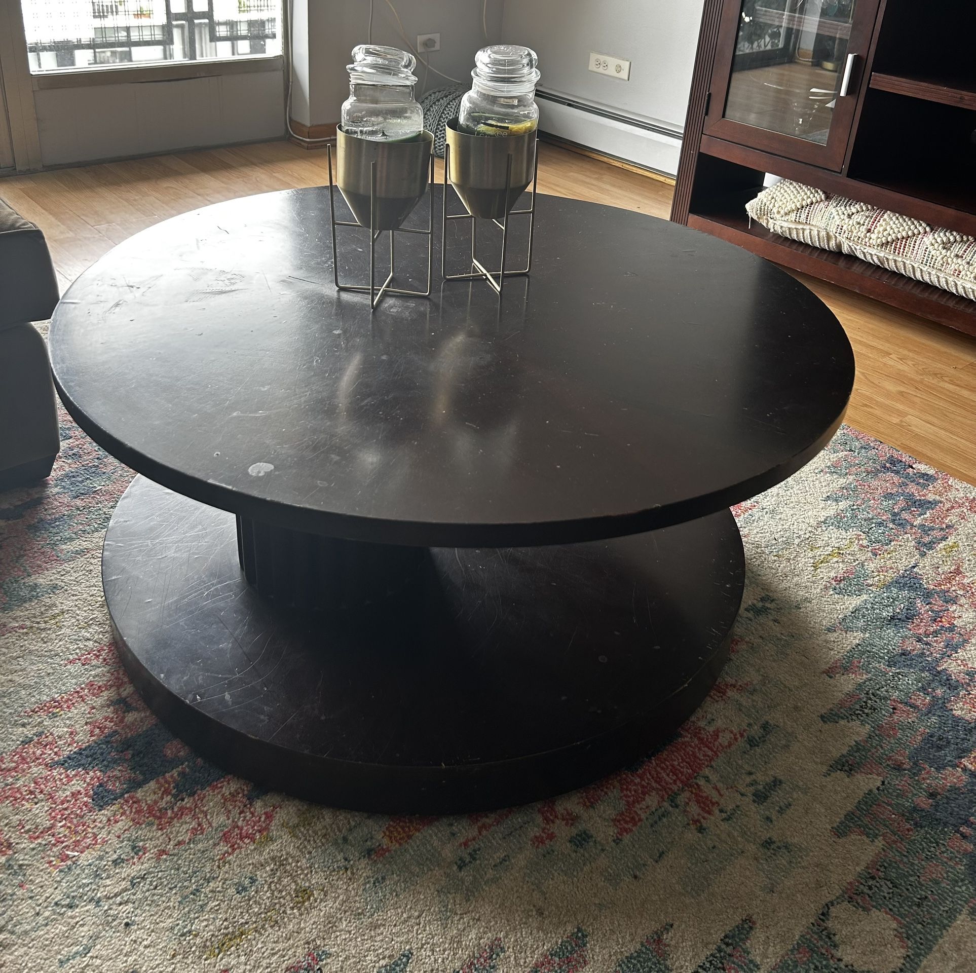 Swiveling Coffee/ Cocktail Table