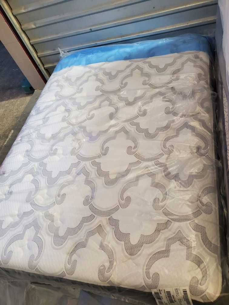 Like New King Size Serta Mattress