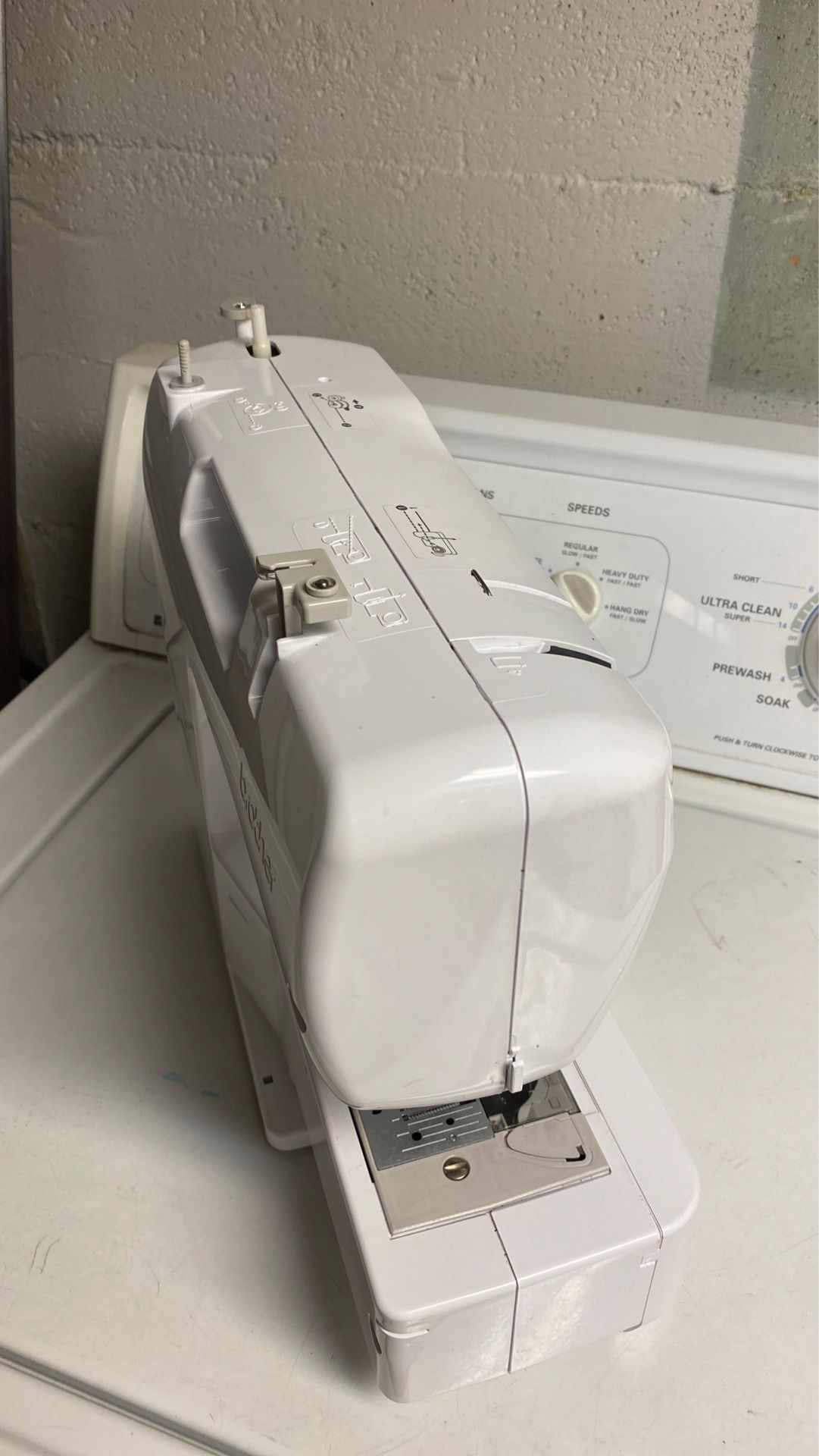 BROTHER LX3817 17Stitch Sewing Machine. Without Power Cord and Foot