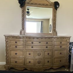 Bedroom Set Includes Dresser W/mirror Night Stand King Size Bed 