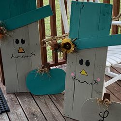 Pallet Scarecrows 