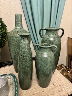 Pier 1 set of 4 vases
