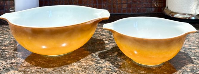 Pyrex Cinderella “Ombré Butterscotch -Old Orchard” Nesting Mixing Bowls. #444 & #442 -Vintage 1970s. Set of 2