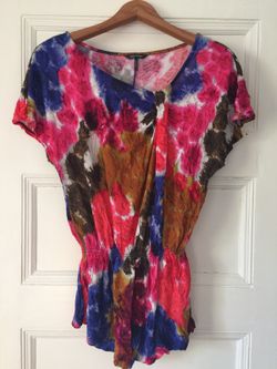 Daisy Fuentes blue and red top