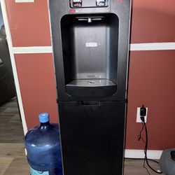 Primo water dispenser with water