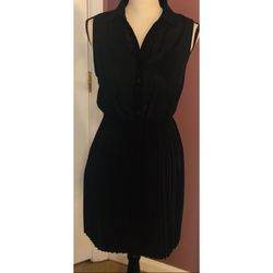 Sleeveless black pleated dress
