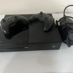 Xbox One Console With two Controllers And Four Games 