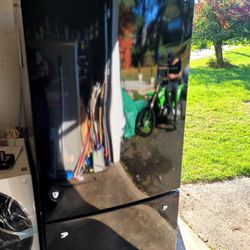 New Ge Black Refrigerator With Ice Maker 