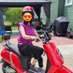 Zoom / Bloom Electric Moped – New – Fast, Stylish & Eco-Friendly