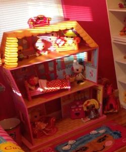 Big Lalaloopsy dollhouse, dolls and accessories